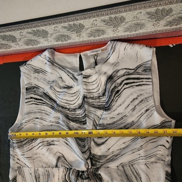 Calvin Klein Loose Fitted Poly Chiffon Sleeveless Twist Detail Blouse Sz XL NWT - Picture 9 of 10